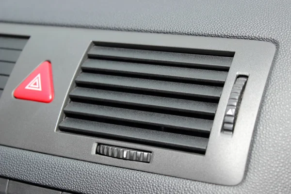 Bouton d'urgence voiture et éléments du système de climatisation — Photo