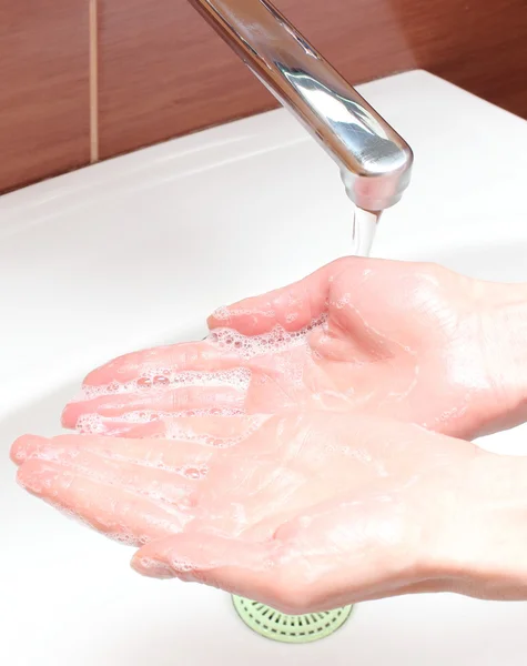 Lavado de manos bajo agua corriente — Foto de Stock