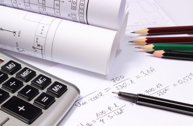 Elektrik şemaları, hesap makinesi ve matematiksel hesaplamalar haddelenmiş