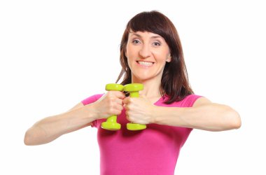 Güzel esmer dumbbells ile fitness egzersiz sırasında