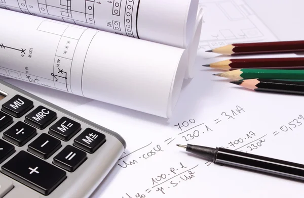 Gewalzte elektrische Diagramme, Taschenrechner und mathematische Berechnungen — Stockfoto