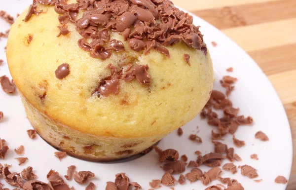 Fresh baked muffins and grated chocolate on white plate — Stock Photo, Image