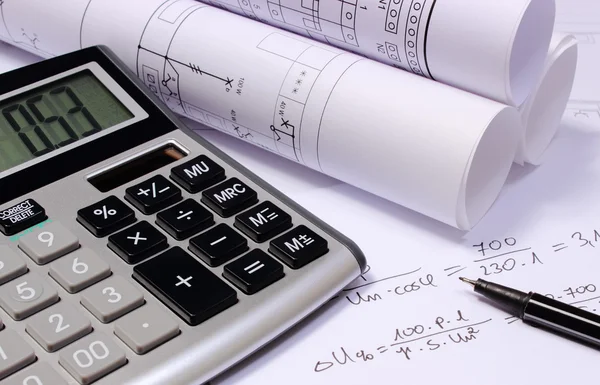 Diagramas elétricos laminados, calculadora e cálculos matemáticos — Fotografia de Stock