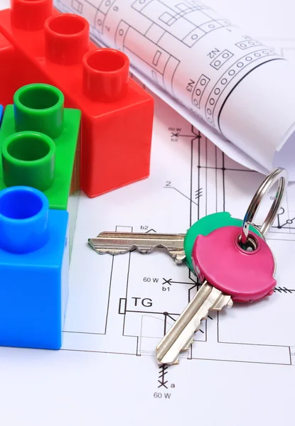 Casa de bloques de construcción de colores, llaves y dibujos — Foto de Stock