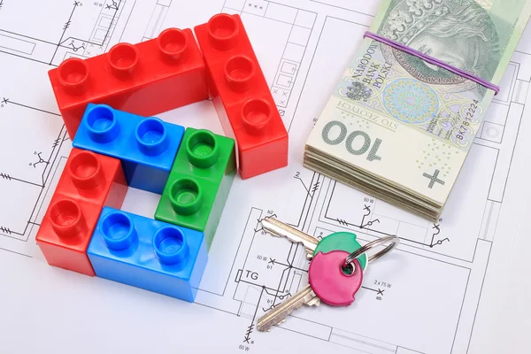 Casa de bloques de construcción de colores, llaves y billetes en el dibujo de la casa — Foto de Stock