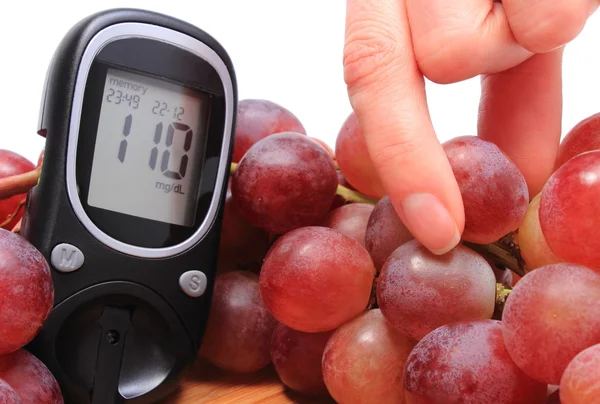 Färska druvor som naturliga och Glukometer i bakgrunden — Stockfoto