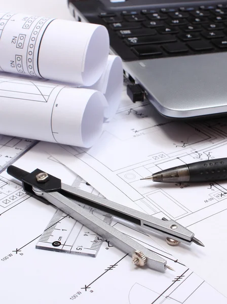 Diagramas elétricos, acessórios para desenho e laptop — Fotografia de Stock