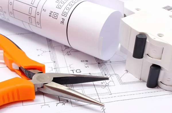 Diagramas eléctricos, fusibles eléctricos y herramientas de trabajo en la construcción de dibujo de la casa — Foto de Stock