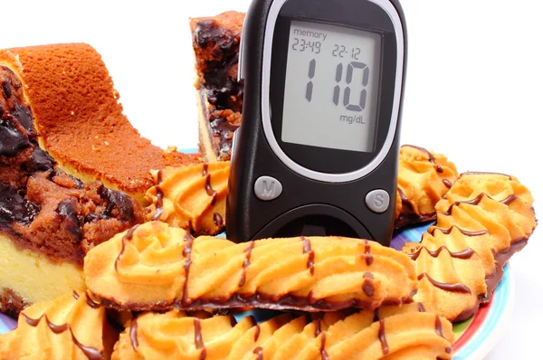 Fresh baked pastry and glucose meter. White background — Stock Photo, Image