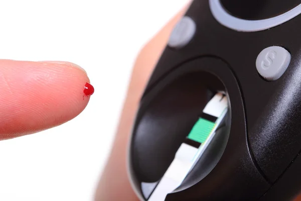 Primer plano del dedo con medidor de sangre y glucosa —  Fotos de Stock