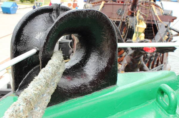 Крупный план толстых веревок на паруснике — стоковое фото