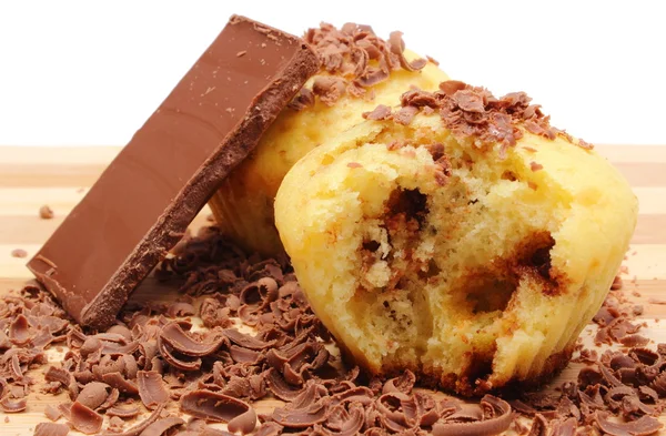 Vers gebakken muffins, geraspte en gedeelte van chocolade — Stockfoto