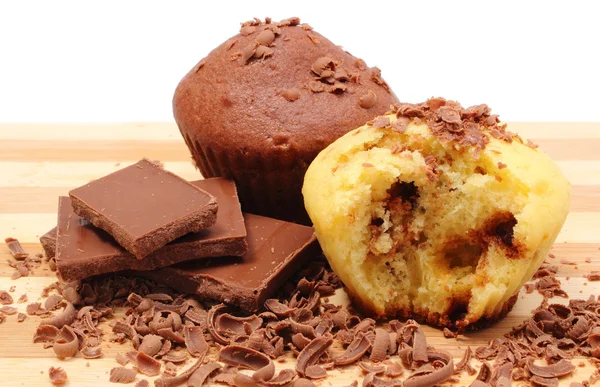 Čerstvě upečené muffiny, strouhaný a část čokolády — Stock fotografie