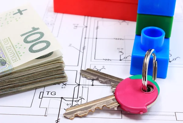 Montón de billetes, llaves y bloques de construcción en el dibujo de la casa — Foto de Stock