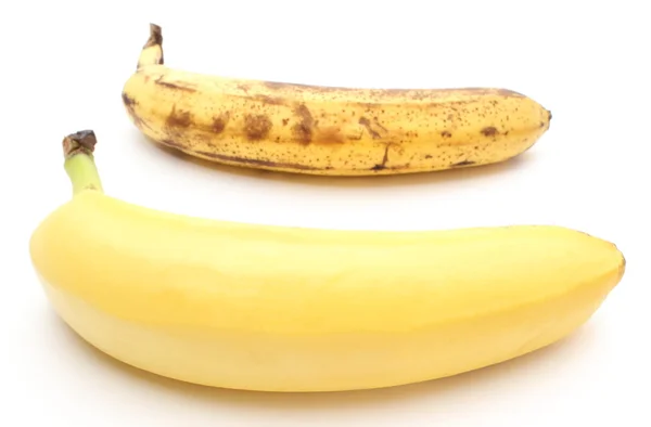 Plátanos frescos y demasiado maduros sobre fondo blanco — Foto de Stock