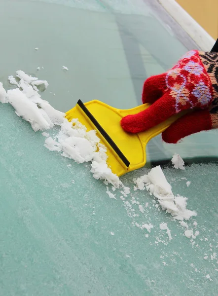 刮冰从汽车挡风玻璃上的女人的手 — 图库照片