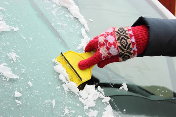 Mano de mujer raspando hielo del parabrisas del coche — Foto de Stock