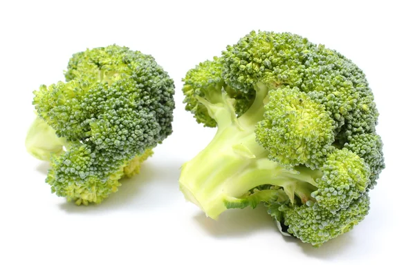 Portion de brocoli vert frais. Fond blanc — Photo