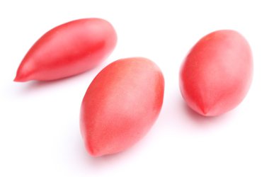 beyaz zemin üzerinde üç taze domates