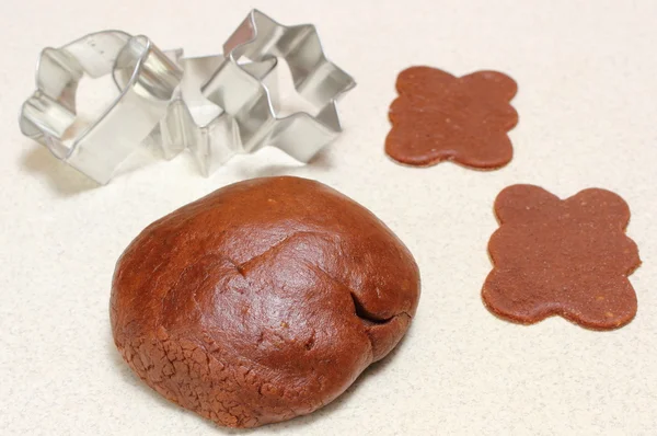 Μελόψωμο ζύμης για μπισκότα Χριστουγέννων και κόπτες μπισκότων — Φωτογραφία Αρχείου