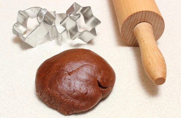 Пряничное тесто для рождественского печенья, резаков для печенья и булавок — стоковое фото