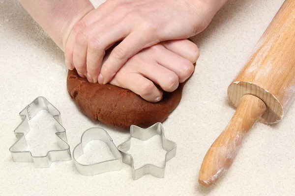 Hand van vrouw kneden van deeg voor Christmas cookies — Stockfoto