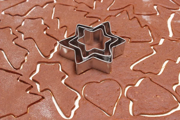 Masa de pan de jengibre para galletas de Navidad y cortadores de galletas —  Fotos de Stock