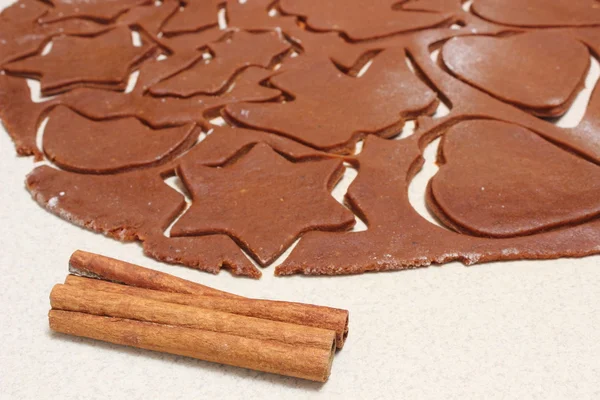 Cinnamon sticks and dough for Christmas cookies — Stock Photo, Image