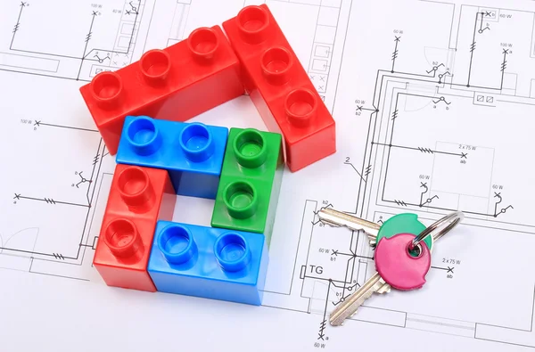 Casa de bloques de construcción de colores, llaves en el dibujo de la casa — Foto de Stock