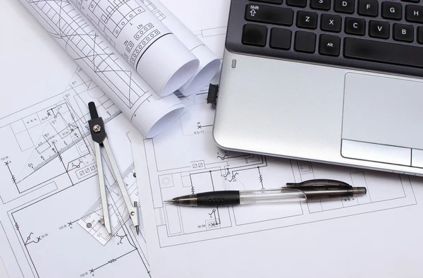 Diagramas elétricos, acessórios para desenho e laptop — Fotografia de Stock