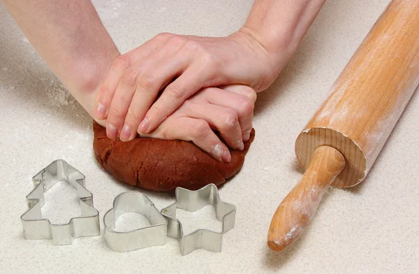 Рука женщины месит тесто для рождественского печенья — стоковое фото