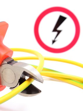 Metal pense, yeşil sarı kablo ve yüksek gerilim tehlike işareti