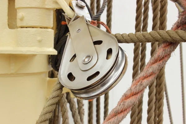 Old metal block and rigging at the sailboat — Stock Photo, Image