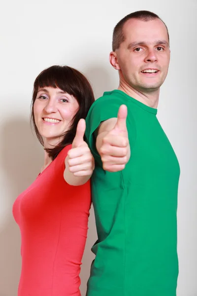 Usmívající se žena a muž ukazuje palec — Stock fotografie
