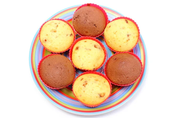 Çikolata renkli plaka ile taze pişmiş kekler — Stok fotoğraf