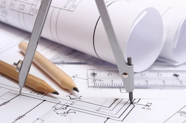 Diagramas elétricos laminados e acessórios para desenho — Fotografia de Stock