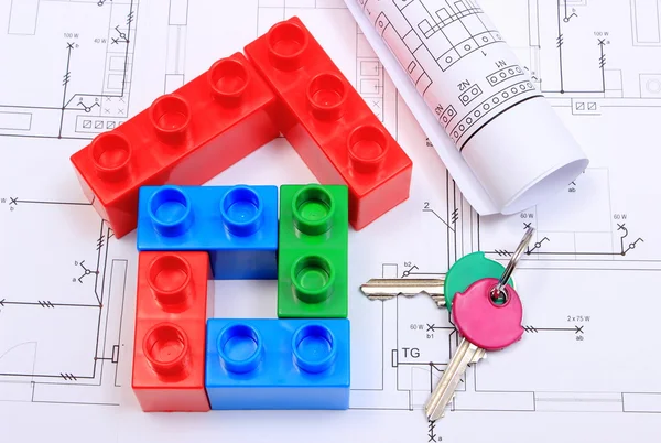 Maison de blocs de construction colorés, clés et dessins — Photo