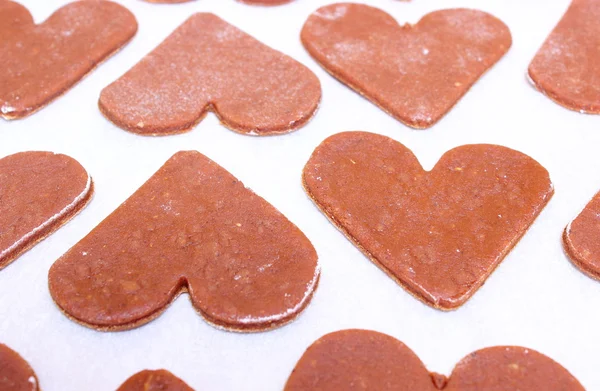 Peperkoek deeg voor kerstkoekjes, vorm van hart — Stockfoto