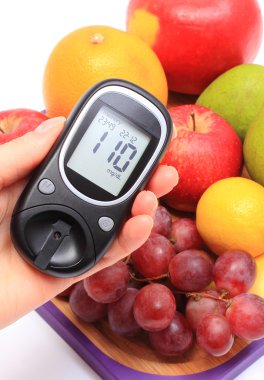 Şeker Ölçüm ve taze meyve ile kadının el