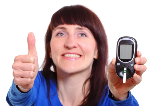 Lachende vrouw met glucose meter duimen opdagen — Stockfoto