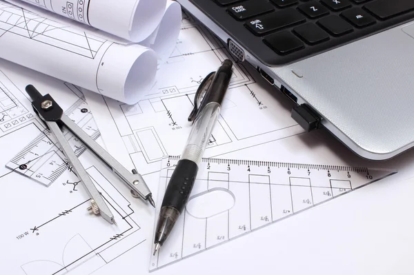 Elektrotechnické diagramy, doplňky pro kreslení a laptop — Stock fotografie