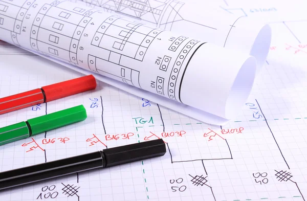 Rolos de diagramas elétricos e acessórios para desenho — Fotografia de Stock