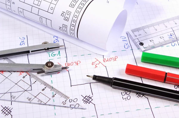 Rollen von elektrischen Diagrammen und Zubehör zum Zeichnen — Stockfoto