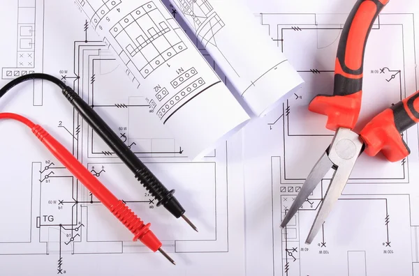 Elektriska diagram, kablar multimetern och metall tång — Stockfoto