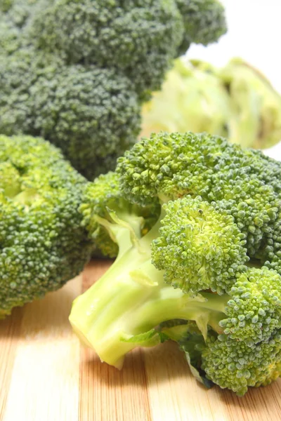 Portion de brocoli vert frais sur planche à découper en bois — Photo