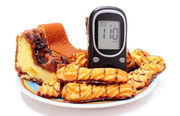 Fresh baked pastry and glucose meter. White background — Stock Photo, Image