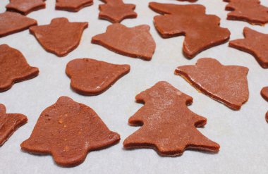 Hamur için çerezleri Noel ağacı, kalp ve çan şeklinde