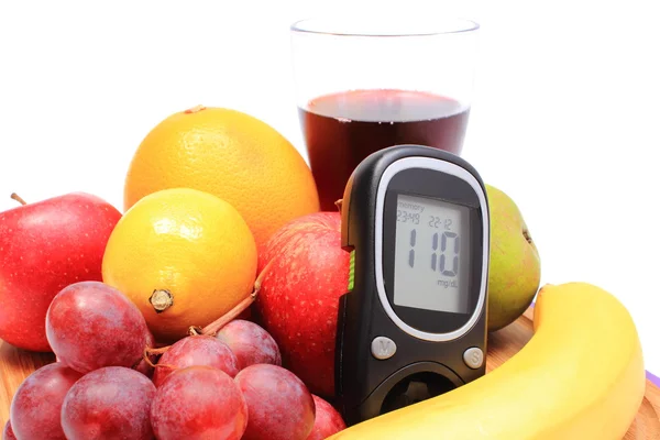 血糖仪，新鲜的天然水果和果汁杯 — 图库照片