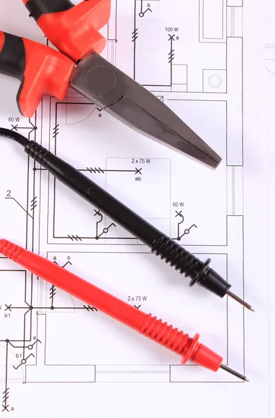Cabos de multímetro e ferramenta de trabalho no desenho de construção — Fotografia de Stock
