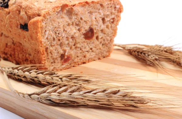 Gebakken volkoren brood en oren van tarwe — Stockfoto